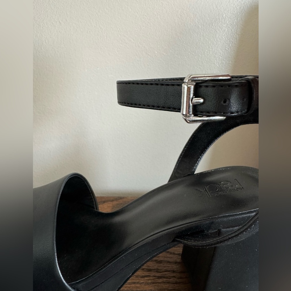 Elegant Black Platform Heel - Picture 6 of 10